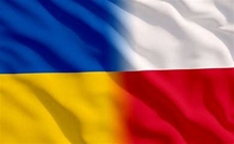 Kolaż przenikającej się flagi ukraińskiej i polskiej